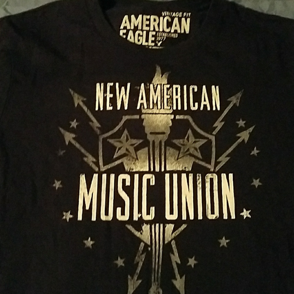 American Eagle t shirt size med